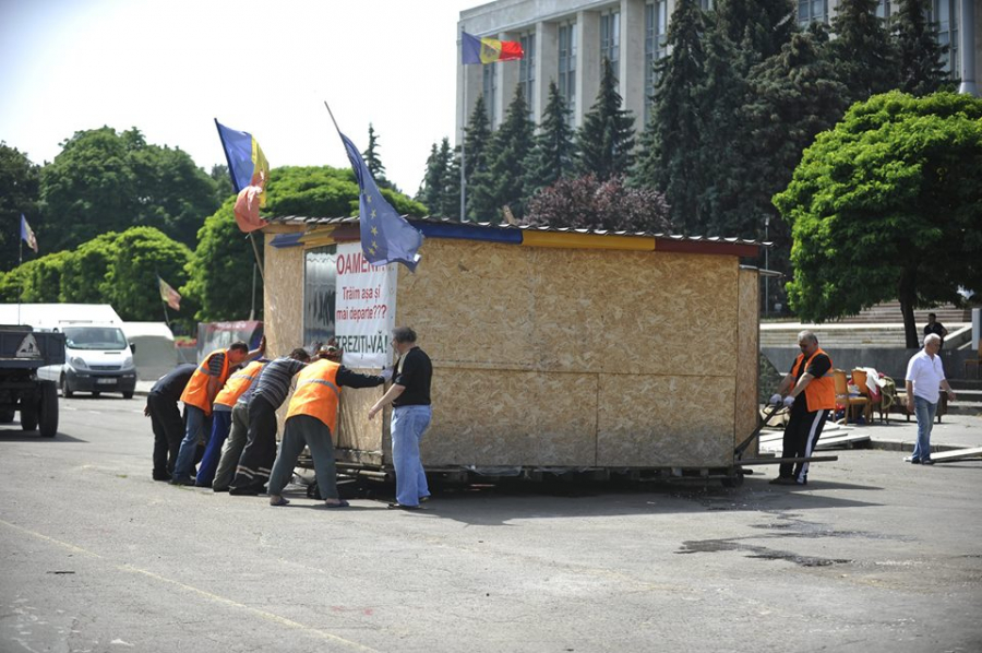 Din PMAN, pe trotuar: Casutele din Oraselul Demnitatii si-au schimbat locul - GALERIE FOTO