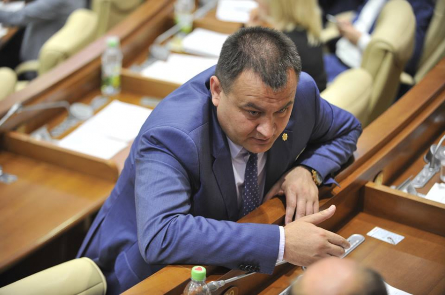 Deputatul Anatol Zagorodnii poarta ceasul daruit de Voronin - GALERIE FOTO