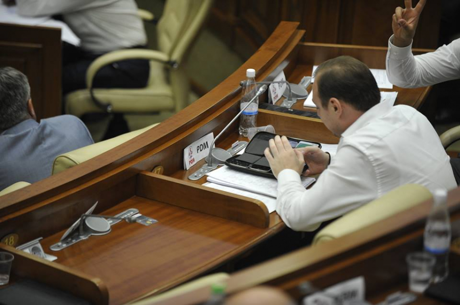 Deputat cu sase telefoane. Cum a fost surprins Eugeniu Nichiforciuc la sedinta Parlamentului - GALERIE FOTO