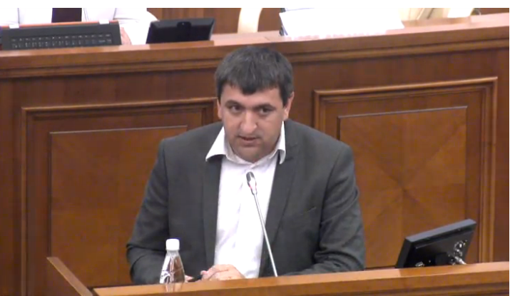 Proiectul legii pentru completarea Codului audiovizualului a starnit replici aprinse in Parlament. Voronin: "Pe ce calcul se bazeaza ca 80% de transmisie trebuie sa fie in limba romana?"
