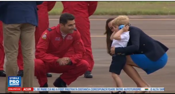 Printul George a atras toate privirile la un show aviatic. La nici trei ani, a urcat in cabina unui avion de vanatoare