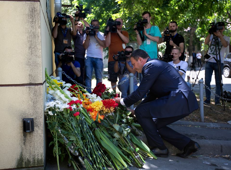 Andrian Candu si Pavel Filip au depus flori la Ambasada Frantei in memoria victemelor atentatului de la Nisa - FOTO