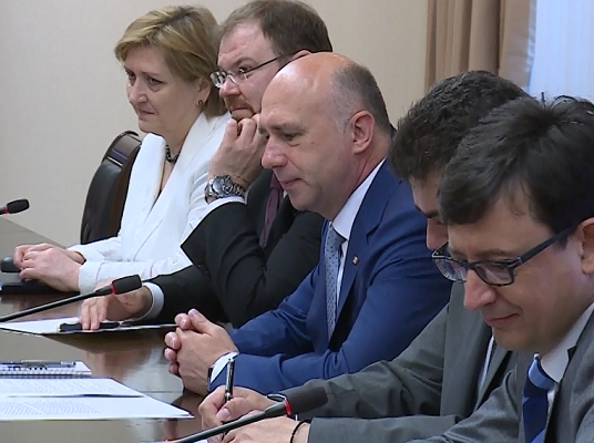 Ce urmeaza sa anunte misiunea FMI? Prim-ministrul Pavel Filip si sefa Misiunii FMI, Ivanna Vladkova-Hollar sustin un briefing de presa