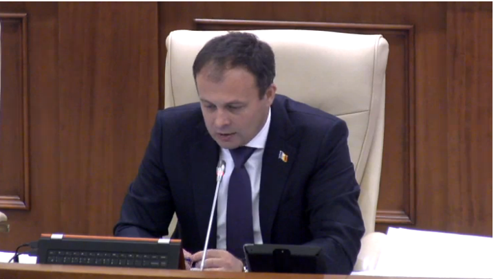 Propunerea socialistilor a starnit replici aprinse. Voronin: "Toti ministri PL sa fie demisi, fura zi si noapte". Carp: "Nu este Voronin cel care trebuie sa spuna cum lucreaza ministrii liberali"