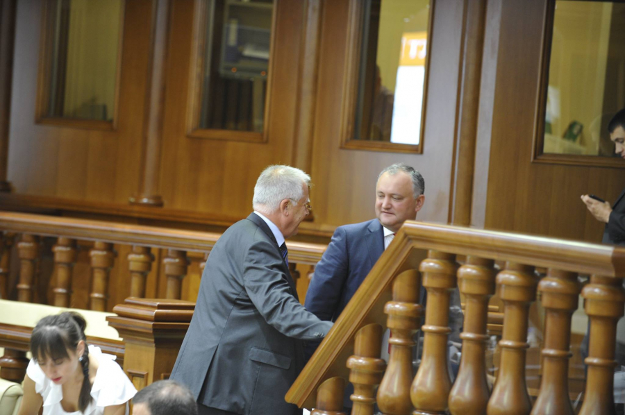 Dumitru Diacov si Igor Dodon au parasit impreuna sala de sedinte a Parlamentului - FOTO