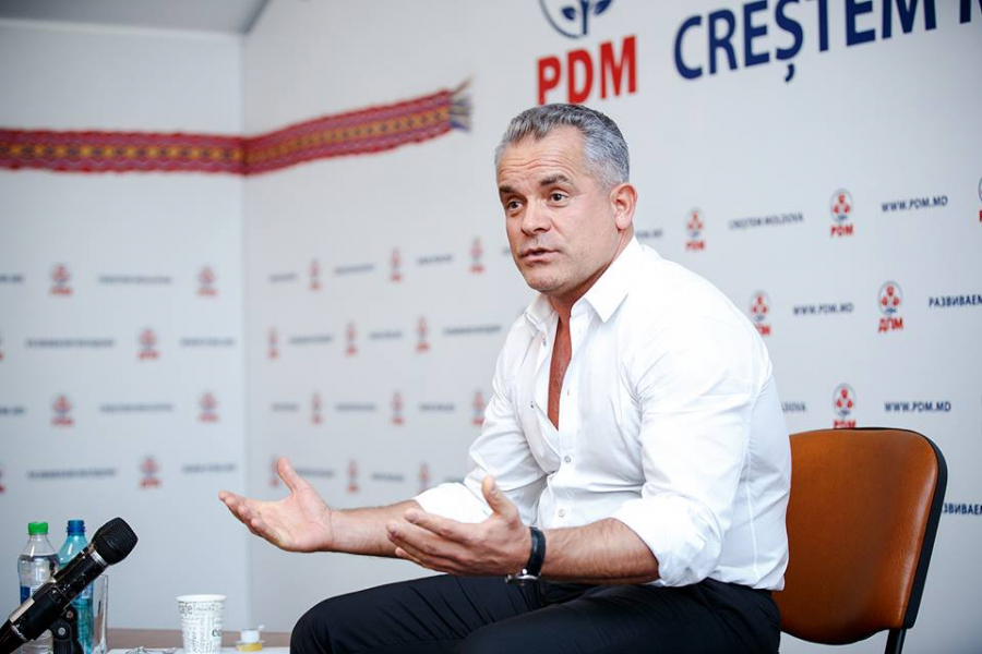 Plahotniuc nu reactioneaza la acuzatiile ca ar avea legatura cu furtul secolului, dar invita oamenii sa adere la PD: "Le-am spus ca ei au o oportunitate aparte" - FOTO