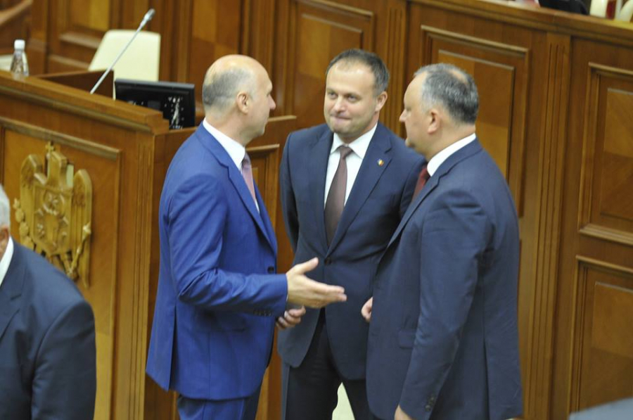 Pavel Filip si Igor Dodon au dat mana dupa ce motiunea de cenzura nu a fost aprobata de Parlament- GALERIE FOTO