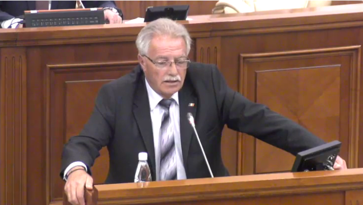 Replici acide intre Brega si Dodon. Brega: "Decat dumneavoastra la putere, mai bine lacuste in grau". Dodon: "Diagnoza e clara"