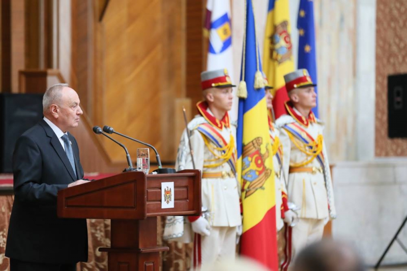 Nicolae Timofti a participat la ceremonia dedicata Zilei Constitutiei: "Ziua Constitutiei este o ocazie speciala de a ne aduna gandurile asupra valorilor fundamentale ale unei societati democratice"