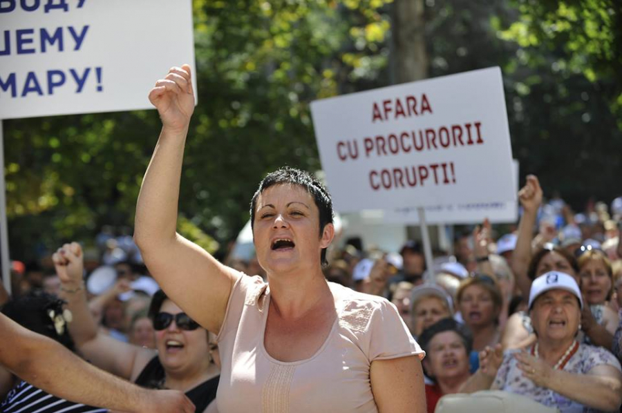 Sustinatorii lui Sor, in delir dupa ce judecatorii au decis plasarea acestuia in arest la domiciliu. Bucuria nemarginita de pe fetele lor - GALERIE FOTO 
