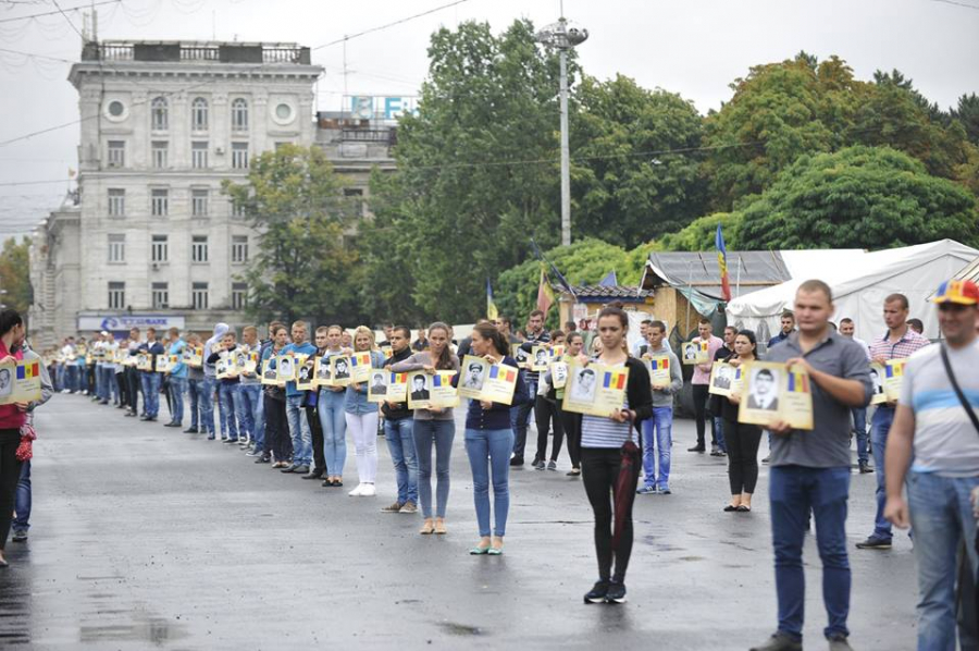 Flashmob in centrul capitalei. Un grup de tineri a iesit in PMAN cu fotografiile celor cazuti in conflictul de la Nistru - GALERIE FOTO