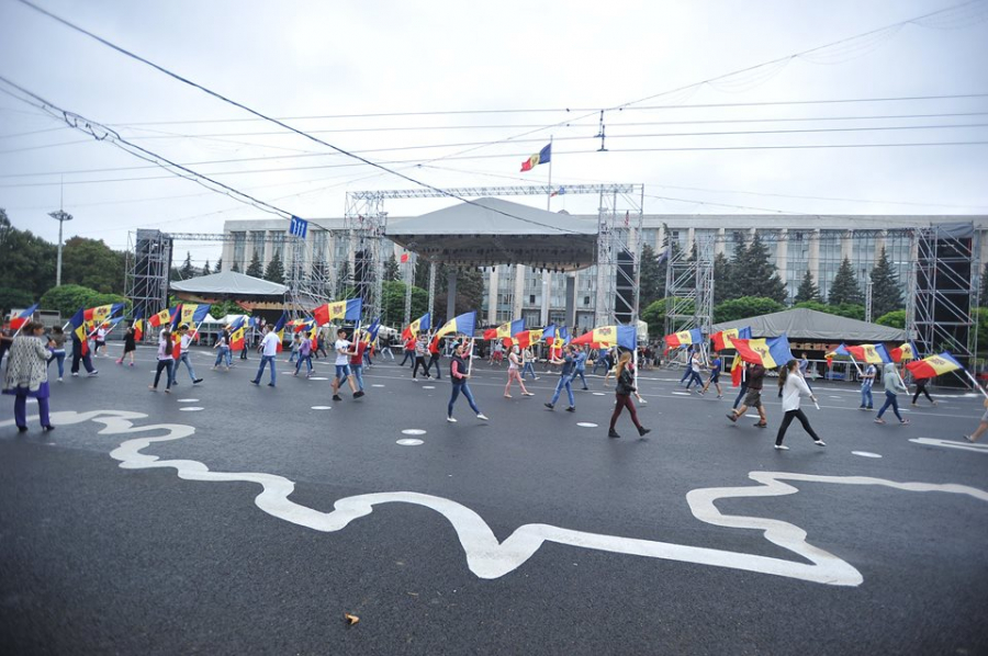 Repetitii pentru Ziua Independentei sub ploaie si zgomotele lucrarilor de reconstructie a drumurilor - GALERIE FOTO