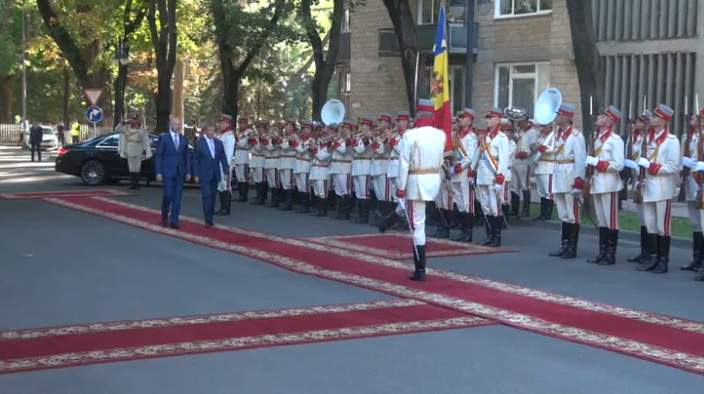 Premierul Romaniei, Dacian Ciolos a ajuns la Chisinau. Ceremonia oficiala de intampinare - FOTO