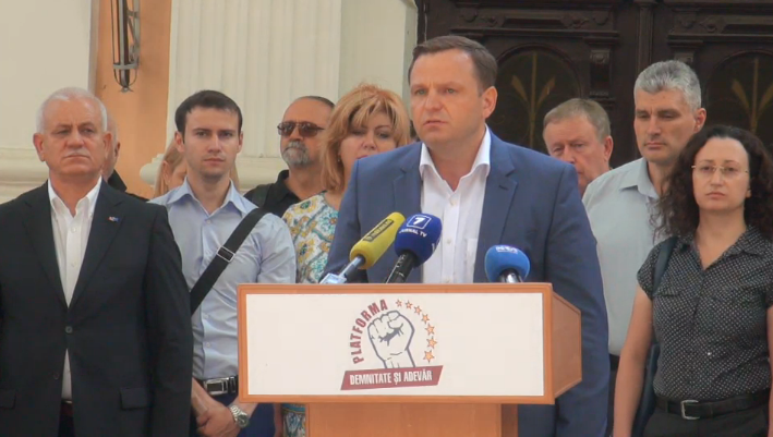 Andrei Nastase se adreseaza autoritatilor: "La 25 de ani de independenta sa-si dea demisia, o sa traim mai bine fara voi"
