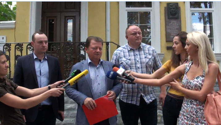 Deputatii PSRM cer sa-i fie luata cetatenia lui Basescu: "Nu are ce cauta in Republica Moldova"