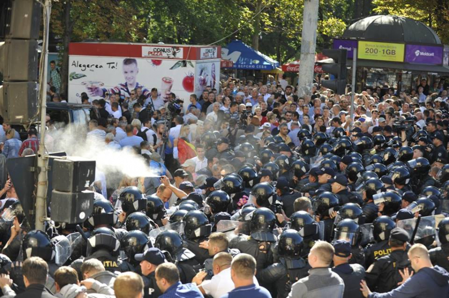 Protestatarii #NuMaTem vor sa intre in PMAN. Politia foloseste gazul lacrimogen, iar protestatarii arunca oua in oamenii legii - FOTO