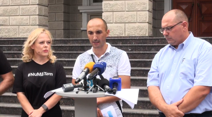 Cei care au protestat de Ziua Independentei cer demisia ministrului de interne si sefului politiei: "Niciodata nu s-a facut asa abuz". Jizdan: "Nu au fost folosite mijloace speciale interzise" - FOTO