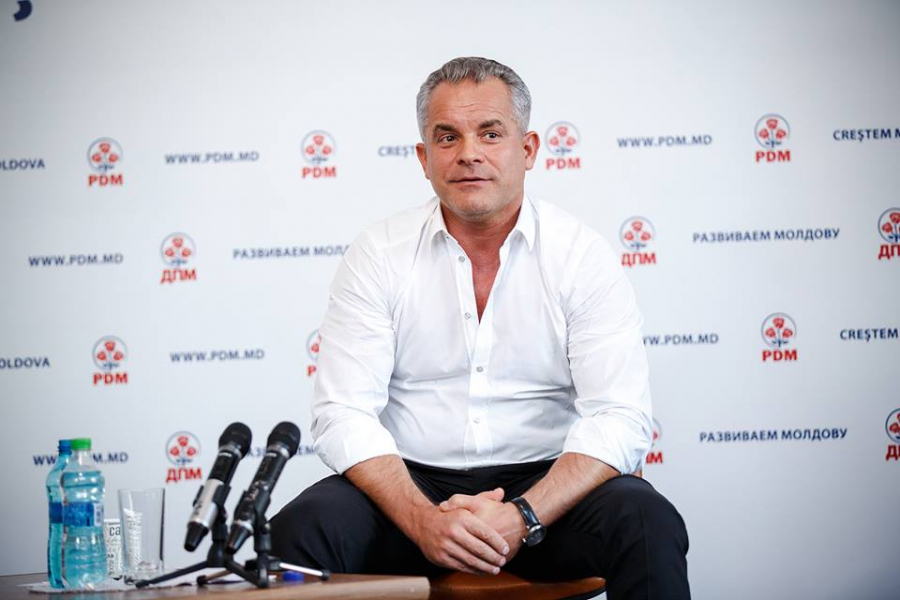 Cu o zi inainte de desemnarea candidatului PD la alegerile prezidentiale Vlad Plahotniuc se promoveaza pe facebook impartind cadouri - FOTO