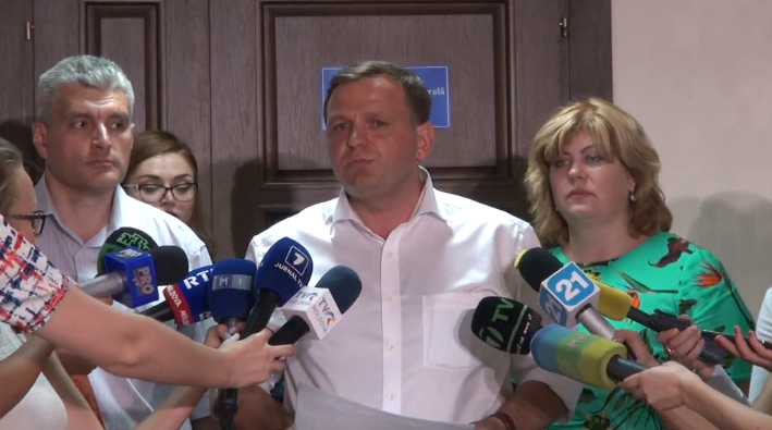 Andrei Nastase alaturi de echipa sa a ajuns la CEC pentru a depune cererea de inregistrarea grupului de initiativa. Nastase: "Vom merge la alegeri cu un singur candidat"