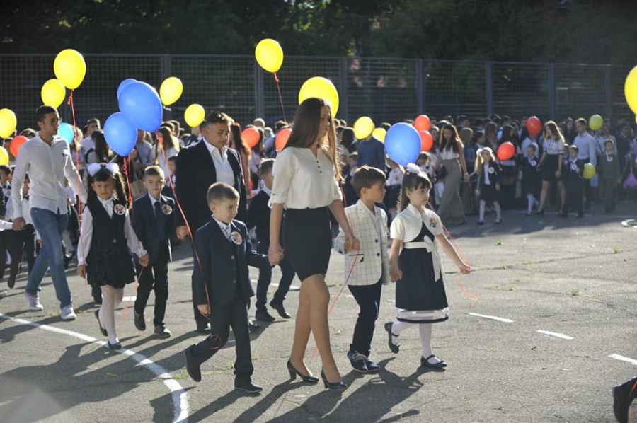 Clopotelul a sunat pentru elevii din Republica Moldova. Mii de elevi au pasit pragurile scolilor - GALERIE FOTO