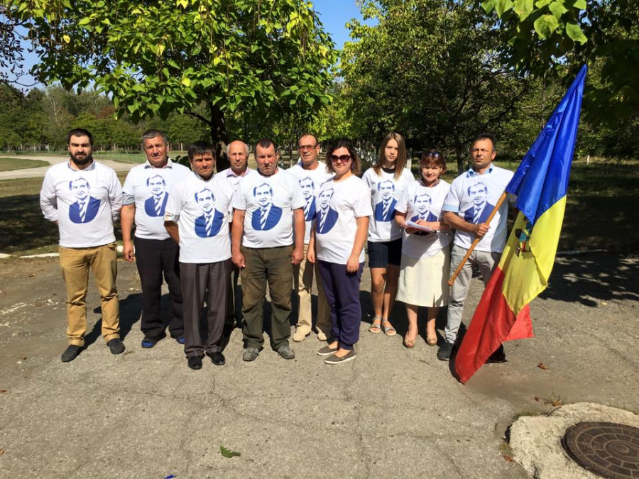 Echipa lui Leanca a inceput colectarea semnaturilor: "Curand venim si la tine". Echipa PPEM are tricouri cu bustul lui Leanca - FOTO
