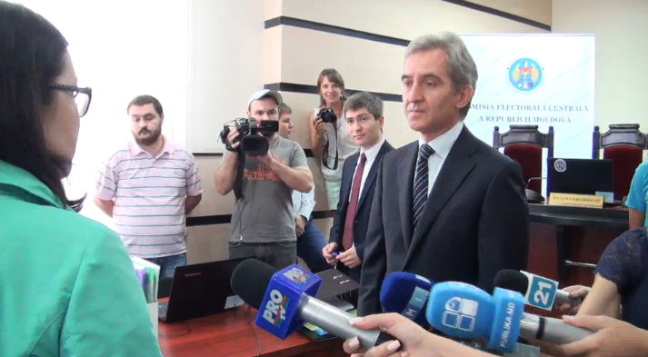 Candidatul desemnat al PPEM a depus listele de subscriptie cu semnaturile colectate la CEC. Leanca: "Eu imi doresc sa ajung in functia de presedinte"