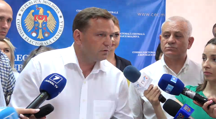 Scandal la CEC. Platforma DA s-a pornit sa depuna semnaturile insa nu a mai apucat. Nastase : "De ce trebuia sa facem asta in zi de sambata? Pentru a-l pune in legalitate pe Lupu"