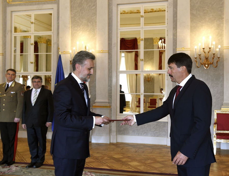Noul ambasador al Romaniei in Ungaria, Marius Lazurca, si-a prezentat scrisorile de acreditare presedintelui Janos Ader - FOTO
