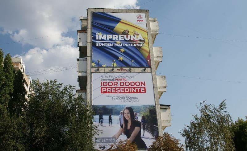 Dodon suparat pe democrati: "Pentru a-si spori numarul vizualizarilor, PDM-ul isi agata panourile alaturi de cele ale socialistilor" - FOTO