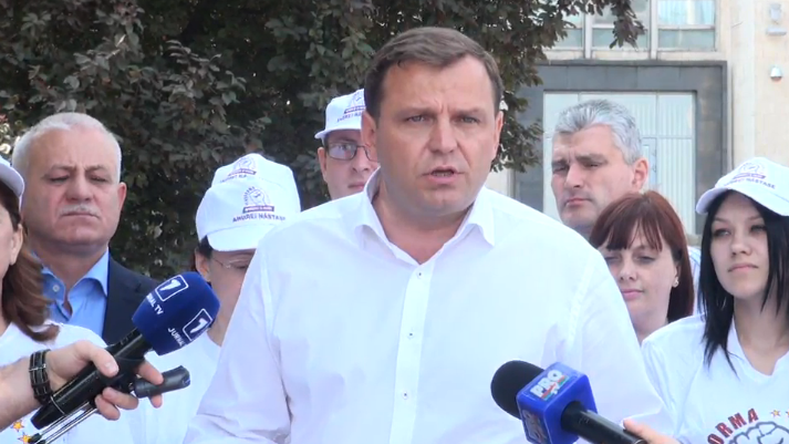 Andrei Nastase, despre campania Platformei DA: "Trebuie sa mergem in teritoriu, sa spunem oamenilor adevarul. Voluntarii prezenti aici nu sunt achiti de nimeni"