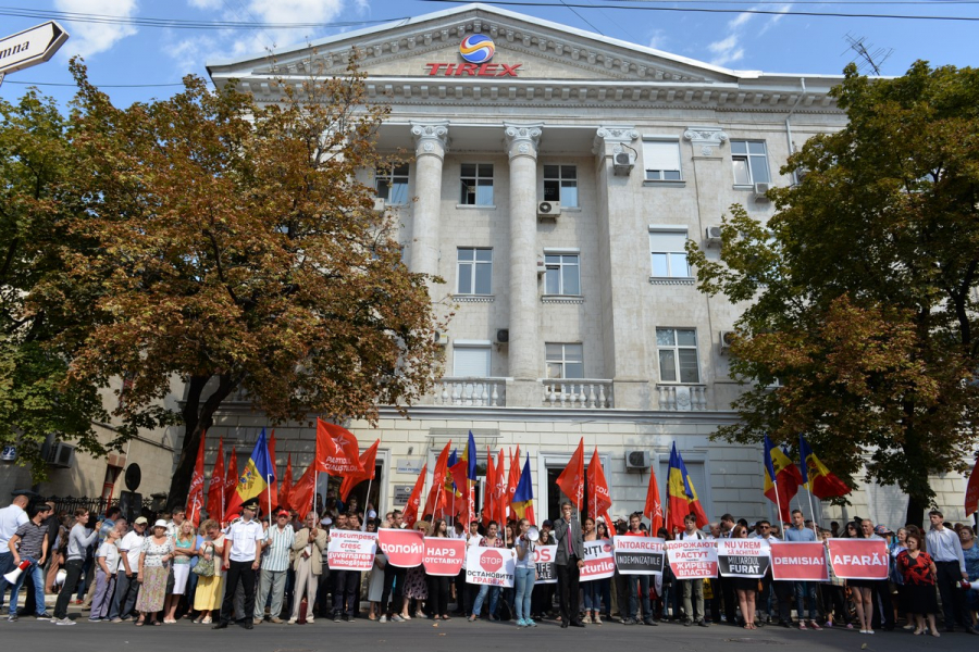 Socialistii protesteaza impotriva majorarii tarifelor la caldura si energia electrica - FOTO