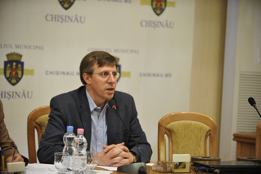Socialistii i-au facut un cadou neobisnuit primarului. Dorin Chirtoaca: "Credeti ca nu ma descurc sau ce?" - GALERIE FOTO