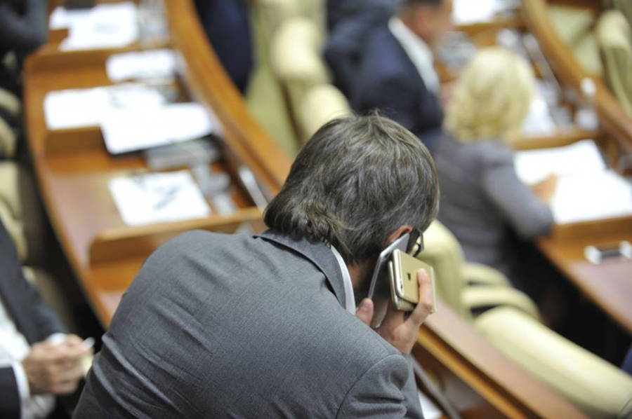 Cat e de greu sa fii deputat o stie Vladimir Andronache, care vorbeste la 3 telefoane concomitent - FOTO