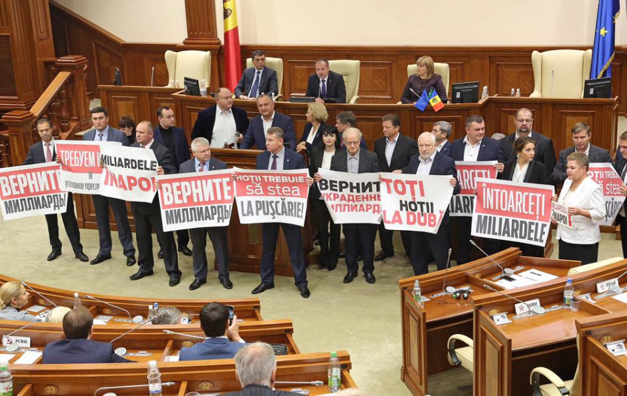 Socialistii au blocat tribuna Parlamentului inainte ca Filip sa prezinta in plen asumarea raspunderii pentru cele 7 proiecte: vor depune motiune de cenzura - GALERIE FOTO