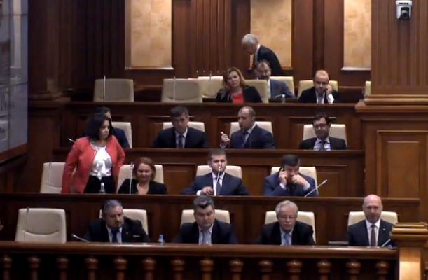 Decis. Moldovenii, obligati prin lege sa intoarca miliardul furat. Motiunea de cenzura impotriva Guvernului Filip a picat: cele 7 legi intra in vigoare autoÂ­mat si urmeaza sa fie publicate in MoniÂ­toÂ­rul OfiÂ­cial