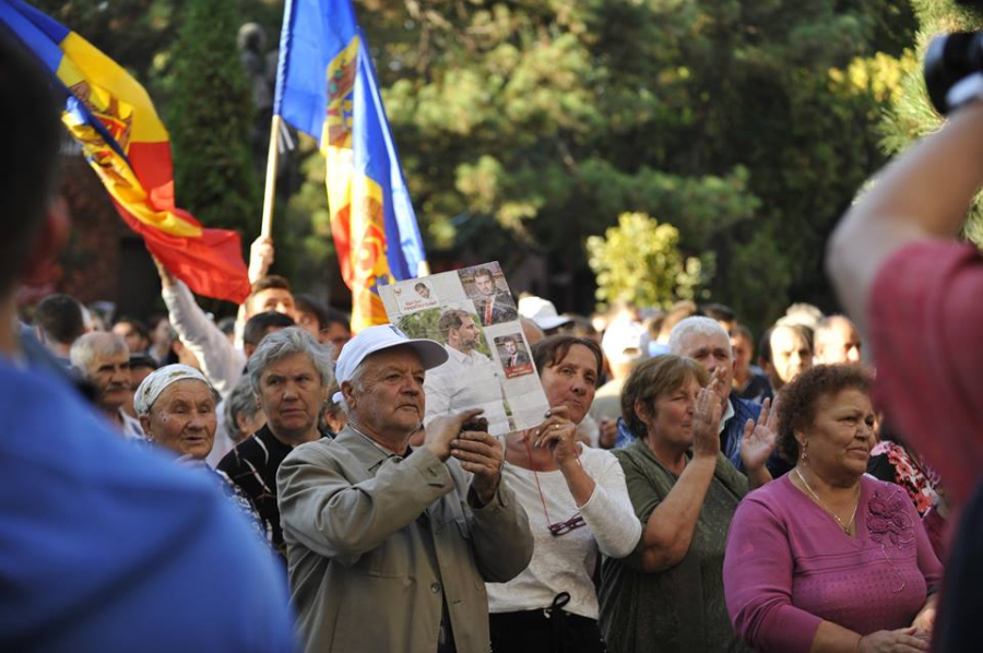 Sustinatorii lui Sor au marsaluit in coloane de la Curtea de Apel pana la OSCE, unde au lasat si o petitie - GALERIE FOTO
