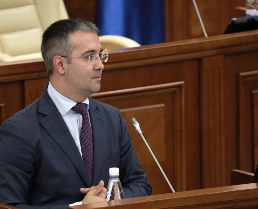 Sergiu Sirbu ii raspunde Maiei Sandu: "Aduceti banii de la hotii cu care ati fost colega. Ati uitat de unde va trageti?"