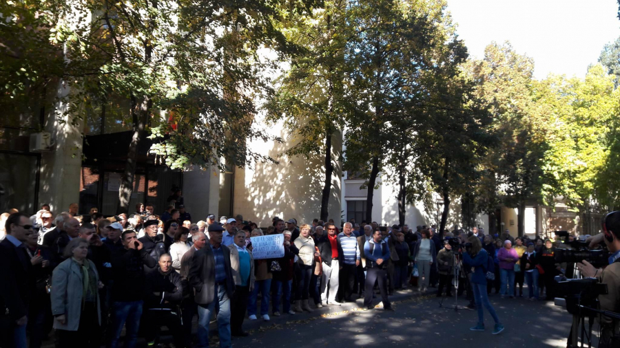 Actiune de protest organizata de Platforma DA. Zeci de oameni s-au adunat in fata Resedintei de Stat a Presedintelui: "Jos regimul Plahotniuc, jos Timofti" - FOTO