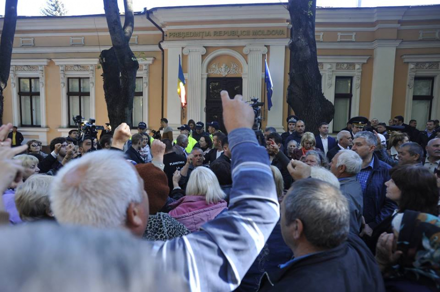 Zeci de oameni au protestat in fata Resedintei de Stat a Presedintelui. Protestatarii au depus o coroana funerara: "Timofti, esti o scula" - GALERIE FOTO