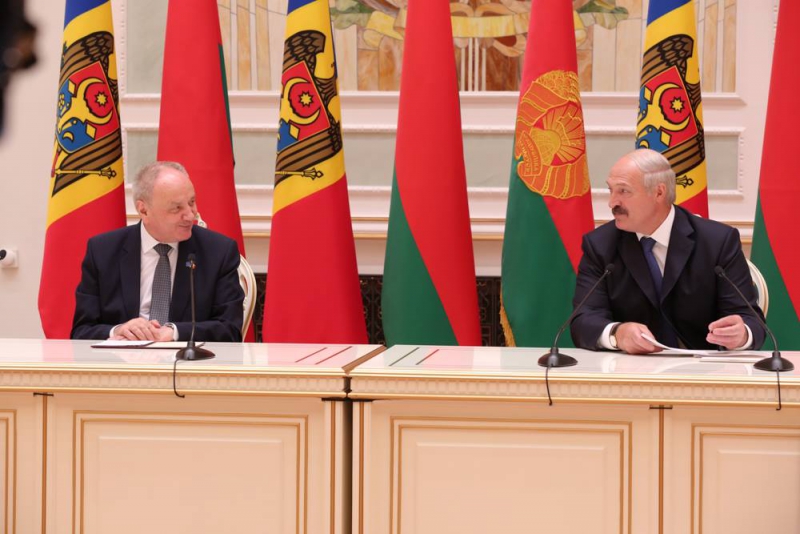 Presedintele Timofti l-a decorat pe presedintele Republicii Belarus Aleksandr Lukasenko cu "Ordinului Republicii"