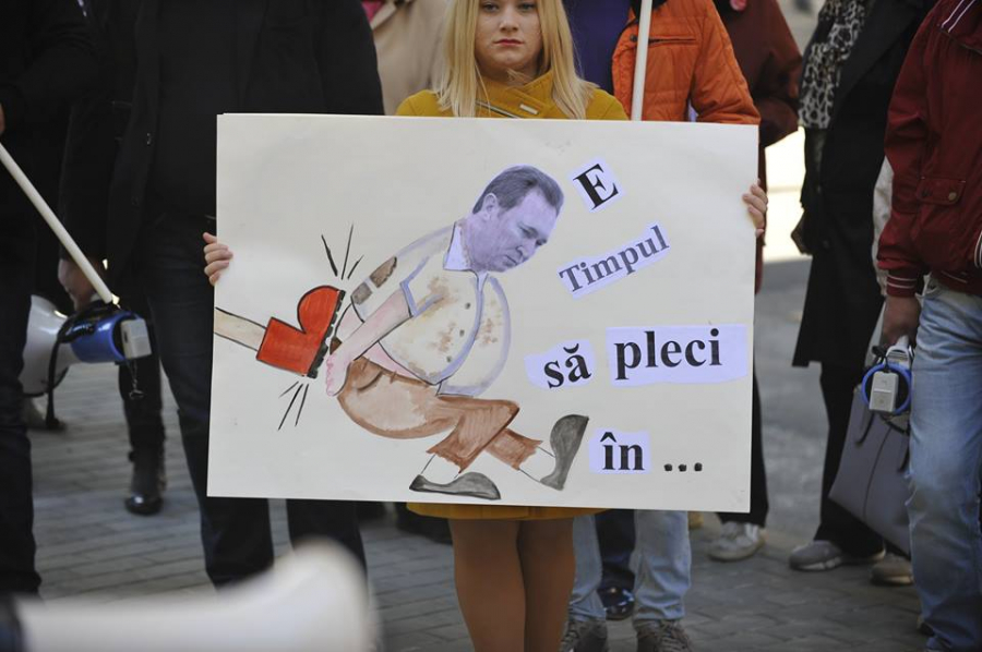Cativa sustinatorii ai Partidului Comunistilor au protestat in fata Curtii Constitutionale - GALERIE FOTO