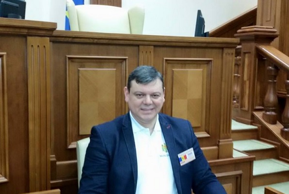 Dupa ce a fost eliminat din cursa prezidentiala, Roman Mihaes actioneaza CEC in judecata