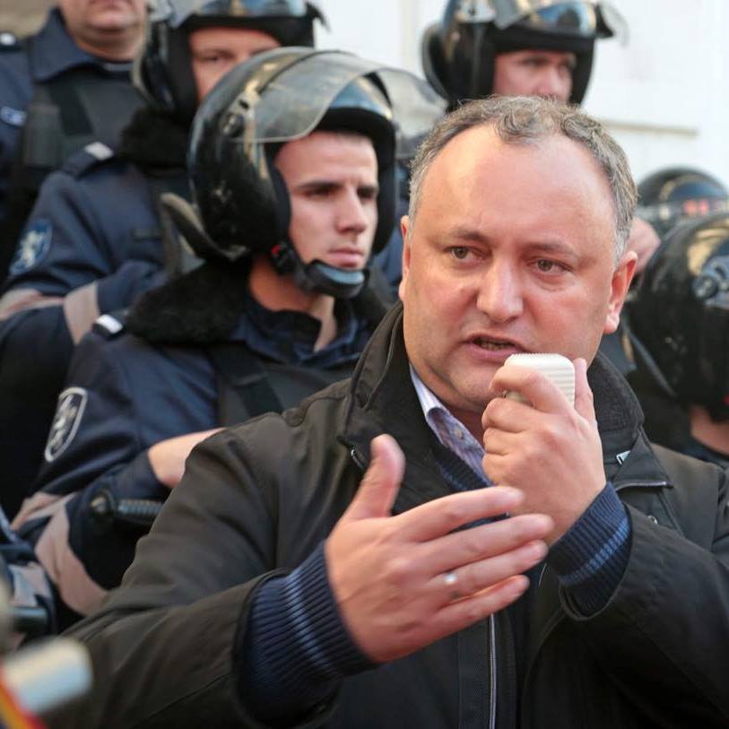 Igor Dodon prefera sa iasa in confruntare cu Andrei Nastase: "Va fi un mare neadevar daca el va fi fortat, " democratic", sa cedeze in fata unei carieriste. In timp ce Andrei protesta, Maia isi admira unghiile"
