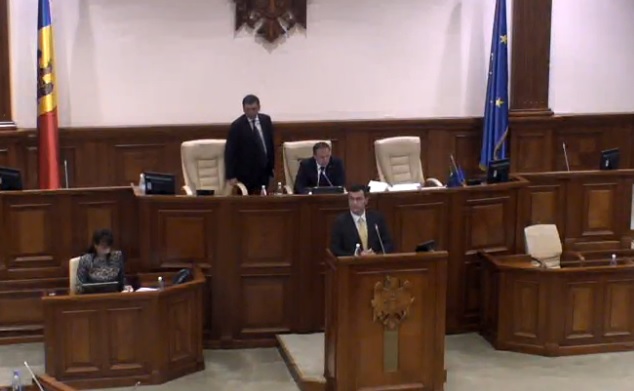 Socialistii au cerut sa fie inclusa astazi, pe ordinea de zi, motiunea de cenzura impotriva guvernuluii: Candu a refuzat punerea la vot. PSRM si PCRM au parasit sala de sedinte in semn de protest