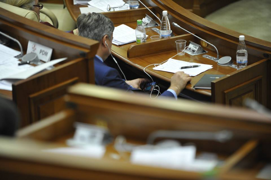 Deputati foarte ocupati. In timpul dezbaterilor proiectelor de legi, unii aleg sa urmareasca competitii de biliard