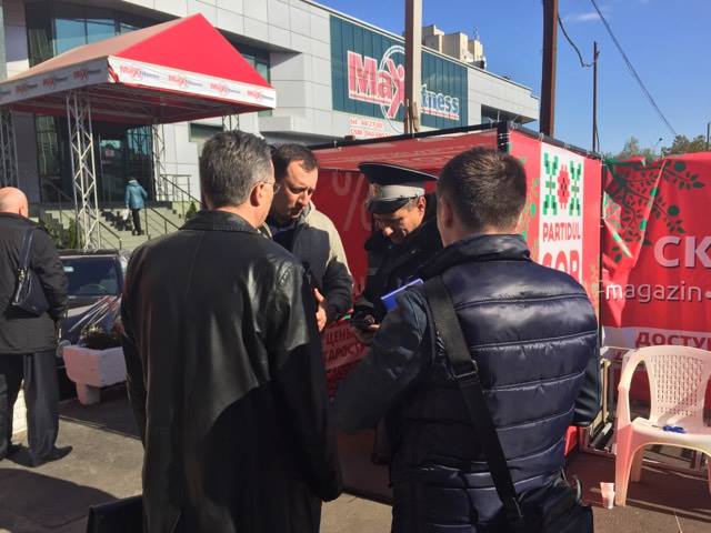 GALERIE FOTO. Candidatul lui Sor, Inna Popenco, deschide un magazin social la Chisinau si acuza politia ca i-ar fi intrerupt manifestatia electorala