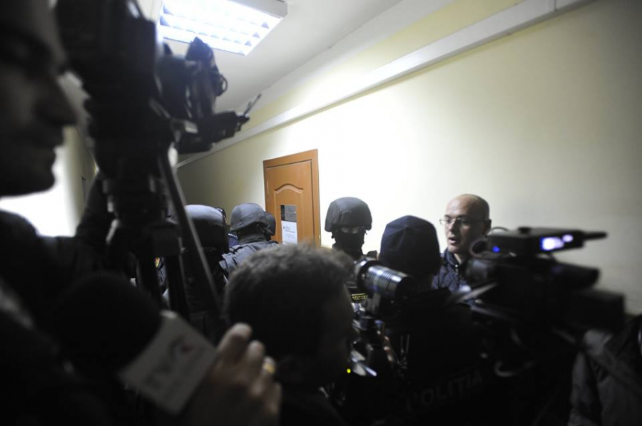 GALERIE FOTO. Inconjurat de mascati. Cum decurge sedinta de judecata inchisa a lui Vlad Filat