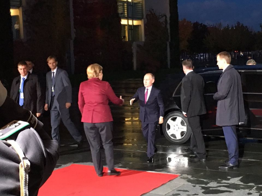 O poza cu Angela Merkel si Vladimir Putin ridica mai multe intrebari printre internauti