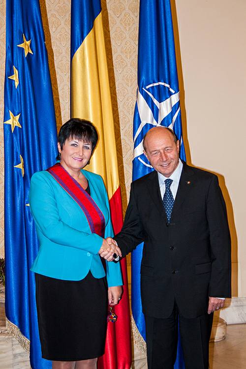FOTO. Ana Gutu, candidat la prezidentiale, isi face campanie electorala alaturi de fostul presedinte roman, Traian Basescu