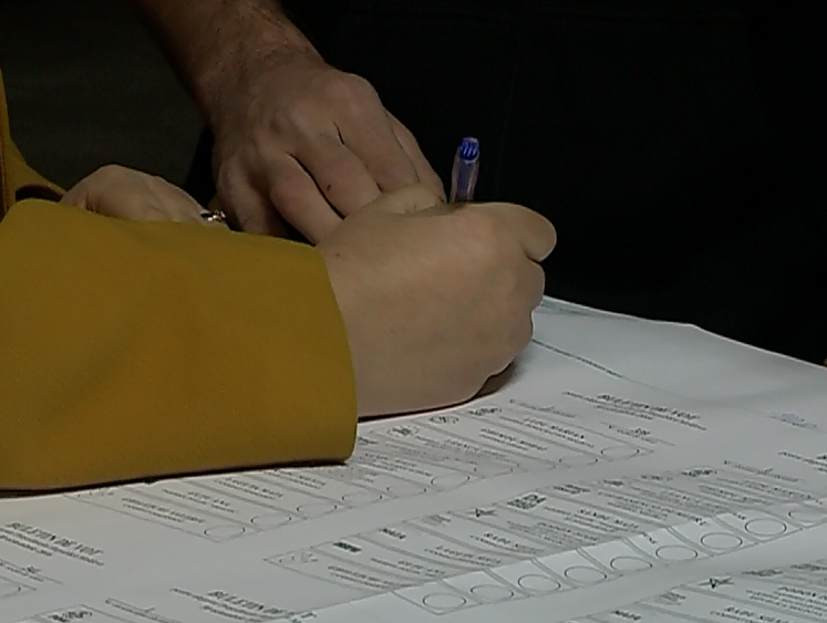S-a dat startul tiparirii! Vezi cum arata buletinul de vot aprobat de CEC pentru alegerile prezidentiale - FOTO